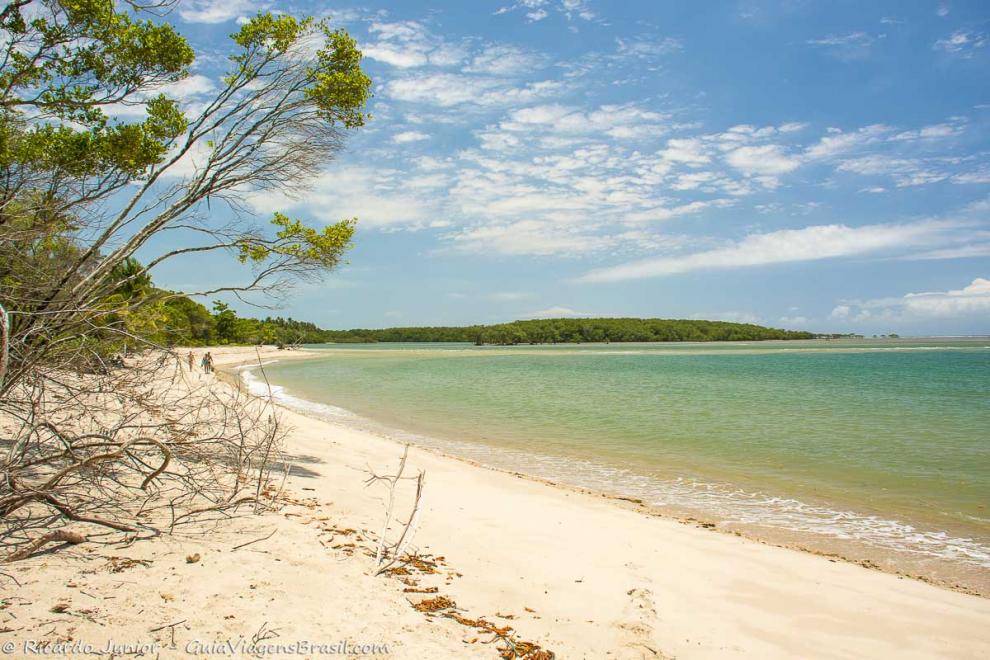 Imagem do mar calmo e lindo da Praia da Ponta dos Castelhanos.